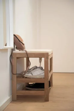 Drewniana szafka na buty z siedziskiem z materiału imitującego len ACINA, WENKO