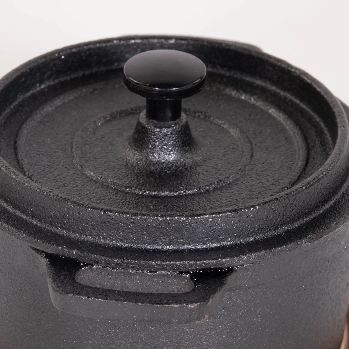 Garnuszek żeliwny z pokrywką i deską do podawania gorących potraw, 200 ml