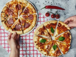 Kamień do pieczenia pizzy, chleba + metalowa podstawka do podawania