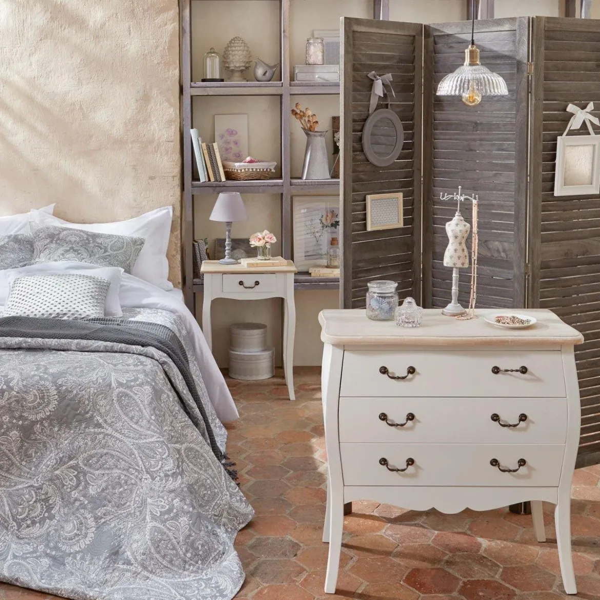 Lampka stojąca z drewnianą podstawką