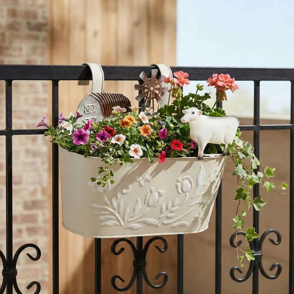 Metalowa osłonka na doniczkę RANCH z motywem zwierząt gospodarskich, 34 cm