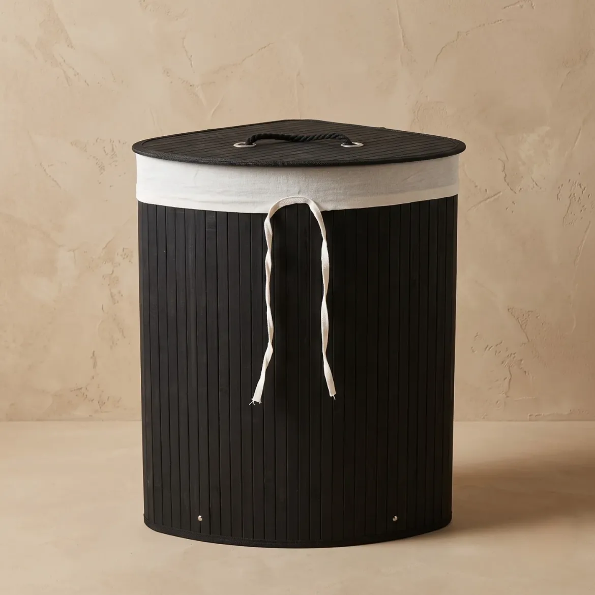 Narożny kosz na pranie ARCO, bambus, 60 l