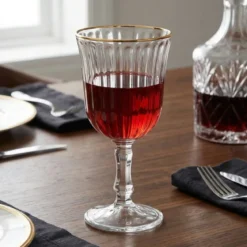 Prążkowany kieliszek na wino ze złotym brzegiem, 240 ml