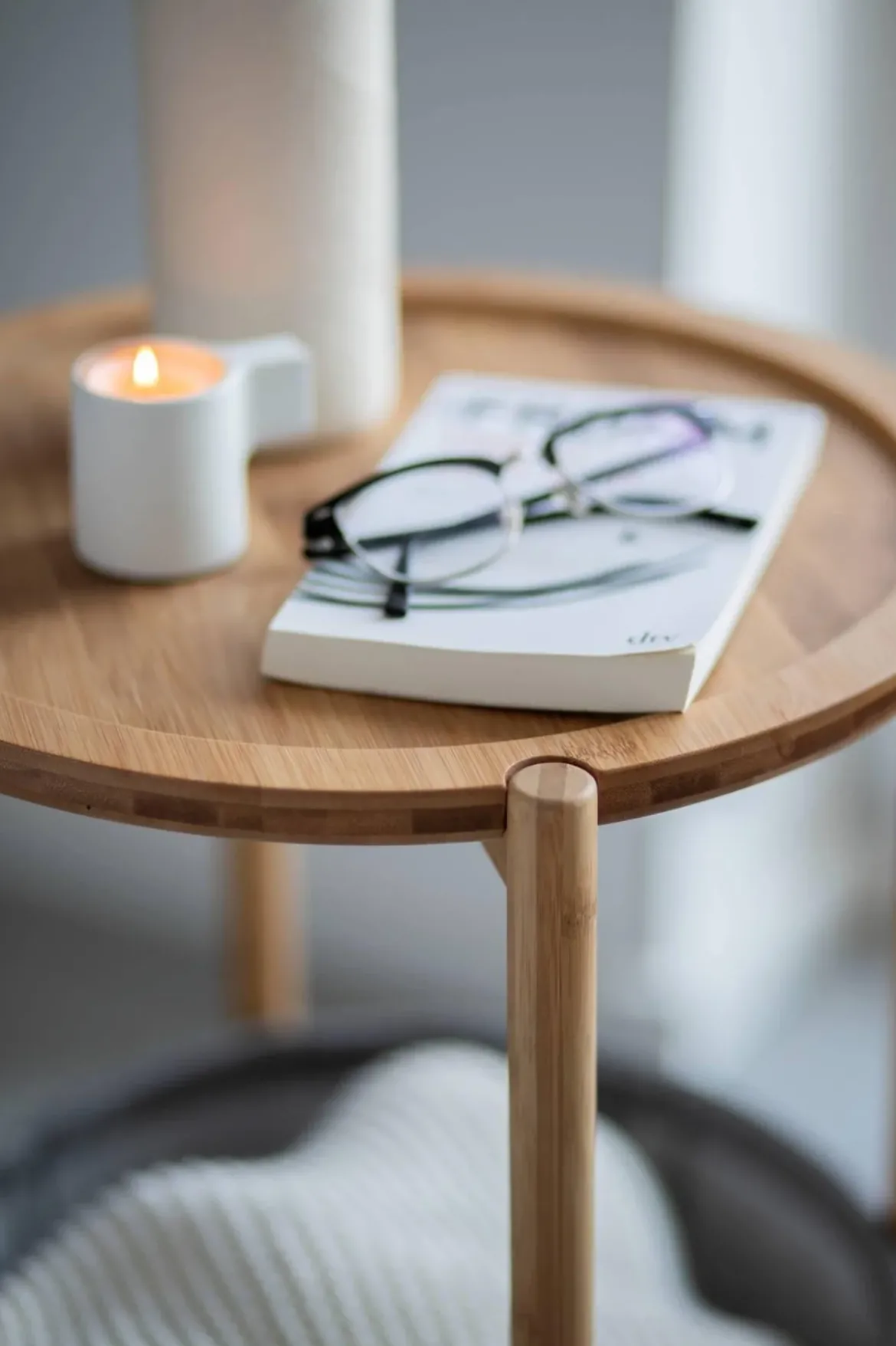 Stolik pomocniczy BAHARI, bambusowy, z materiałowym koszem do przechowywania, okrągły, WENKO