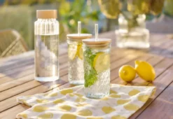 Szklanka z metalową słomką i szczelnym wieczkiem z bambusa, 580 ml