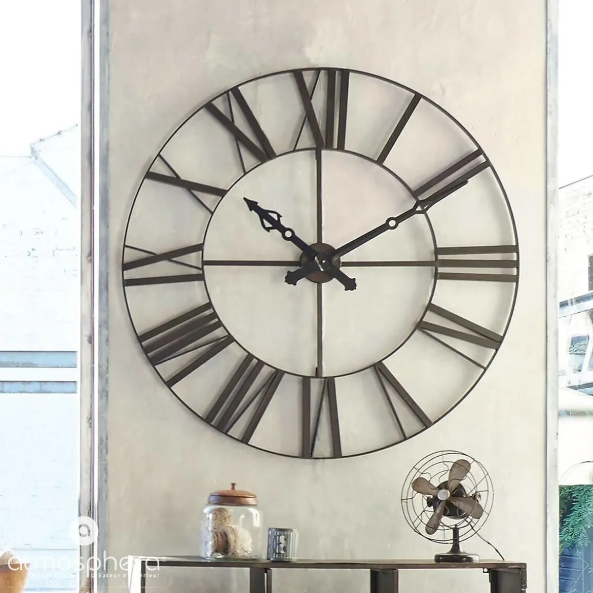 Zegar wiszący z metalu, tarcza z dużymi elementami w stylu vintage