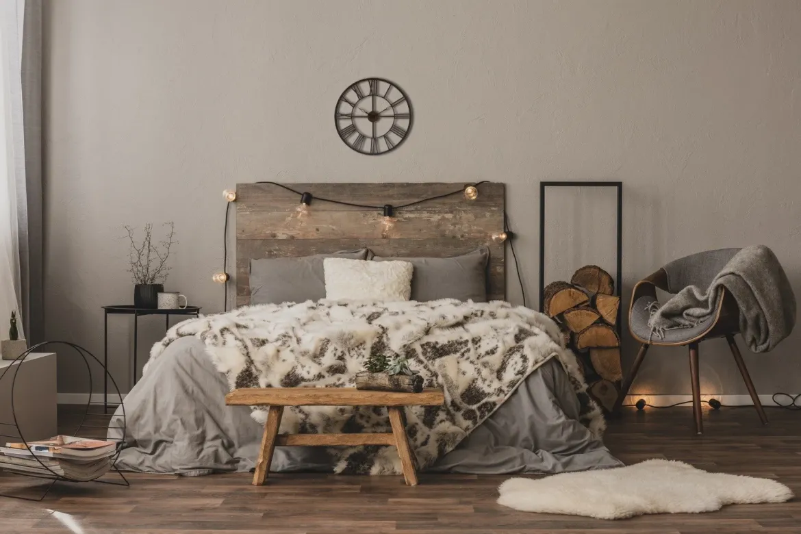 Zegar wiszący z metalu, tarcza z dużymi elementami w stylu vintage