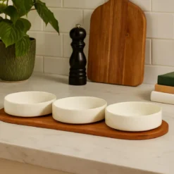 Zestaw porcelanowych miseczek do serwowania przekąsek APERIO, 3 x 390 ml, bambusowa taca