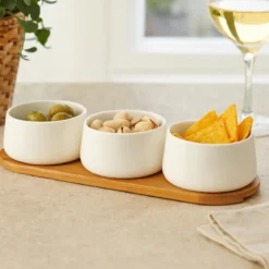 Zestaw porcelanowych miseczek na dipy APERIO, 3 x 200 ml, bambusowa taca